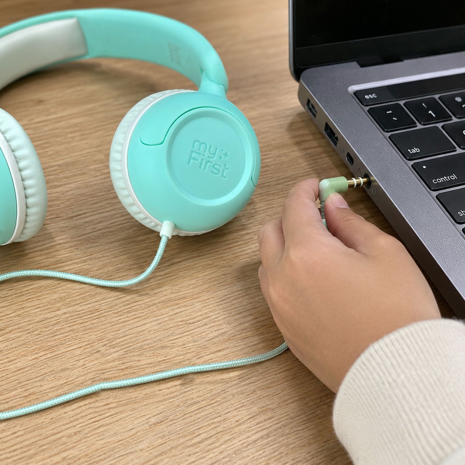 つなぐだけで使える有線タイプ｜Bluetooth接続や充電は不要。3.5mm端子に接続するだけで、すぐに使用できます。
