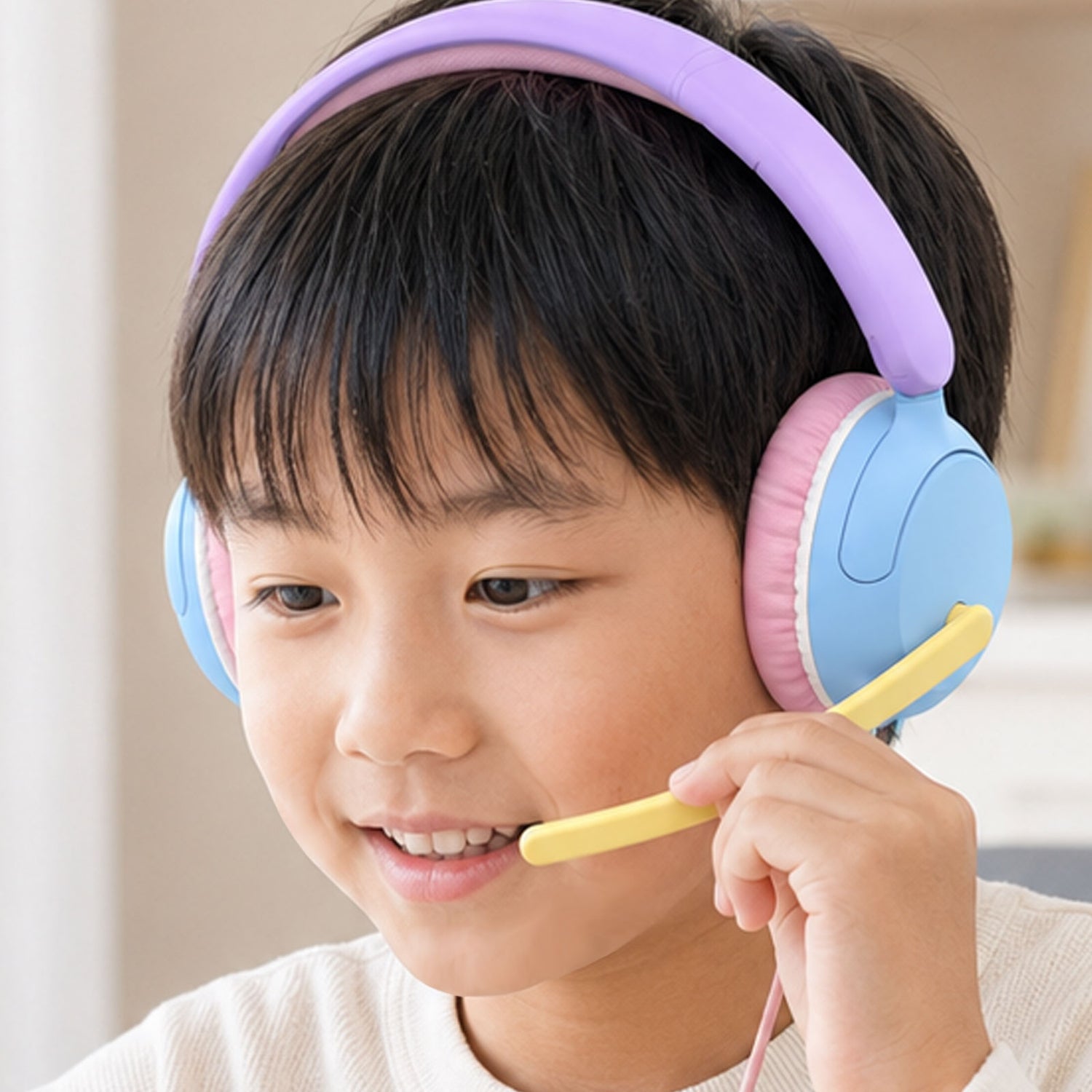 声をクリアに届ける固定式ブームマイク
オンライン授業やビデオ通話で、声を相手に届けやすい固定式ブームマイクを搭載。｜口元に近い位置で声を拾いやすく、学習用ヘッドホンとしても使いやすい仕様です。