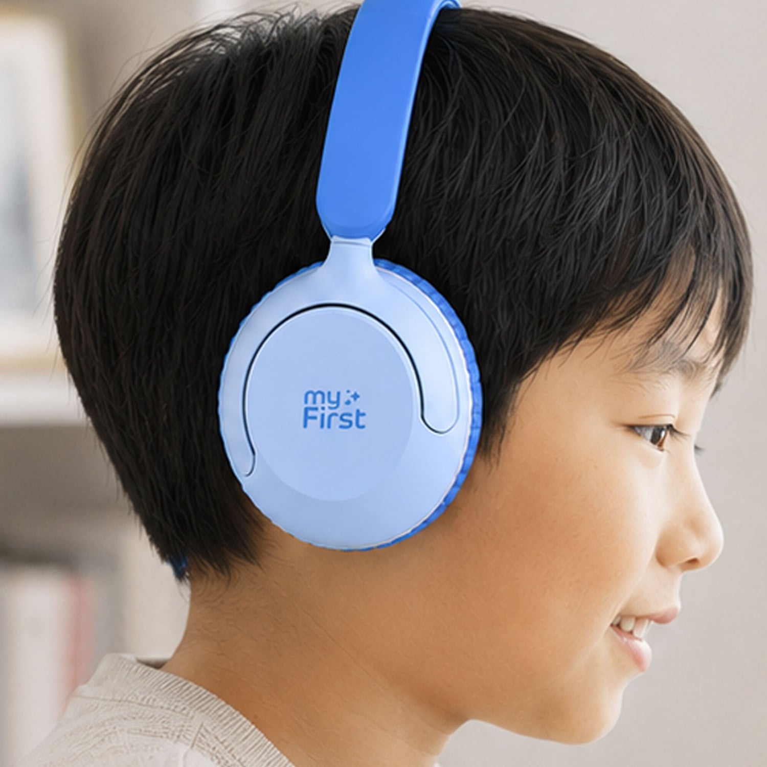 耳に配慮した85dB音量制限｜大きすぎる音量になりにくいよう、最大音量を85dBに制限。オンライン学習、動画視聴、ゲーム、音楽鑑賞を、より安心して楽しめます。