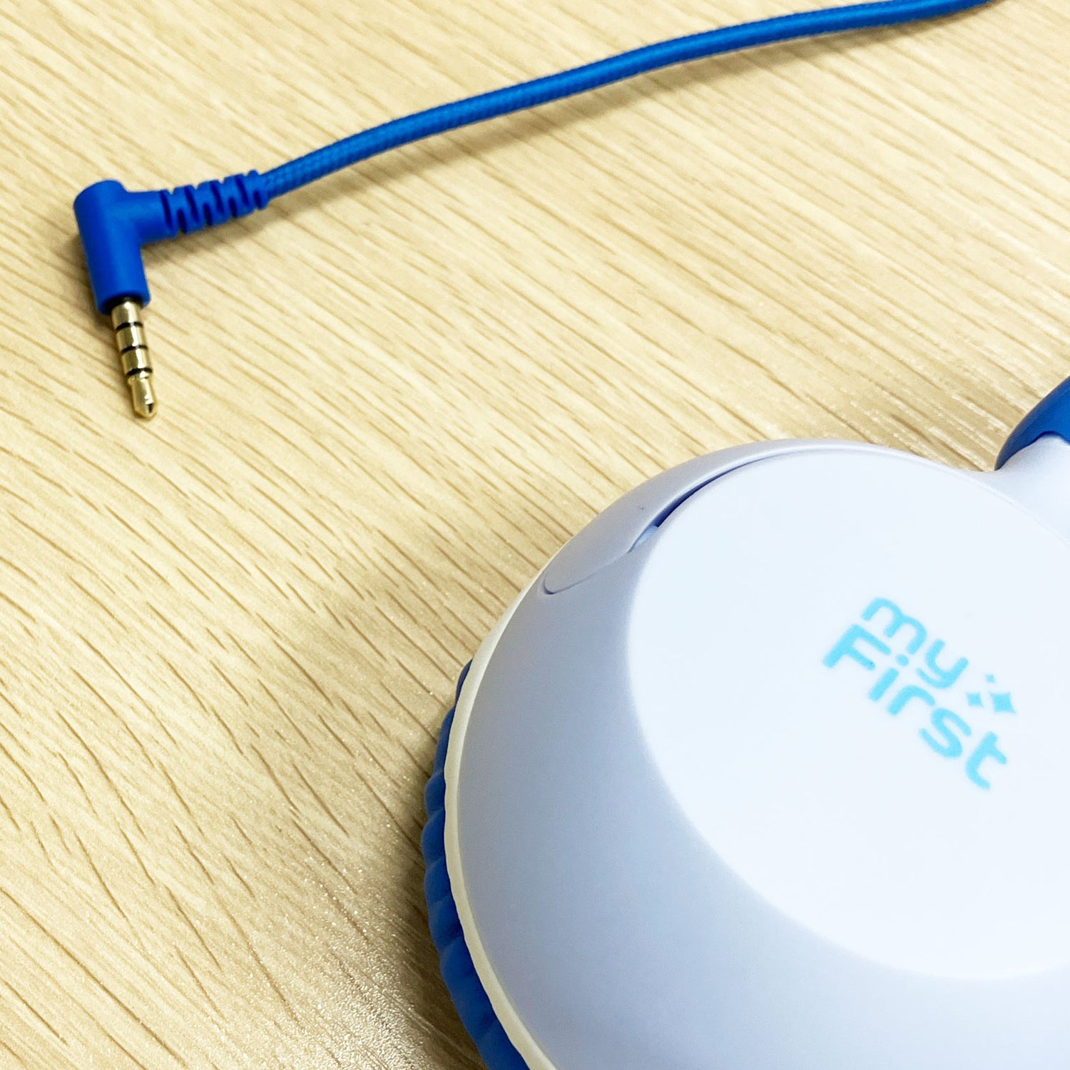 つなぐだけで使える有線タイプ｜Bluetooth接続や充電は不要。3.5mm端子に接続するだけで、すぐに使用できます。タブレットやノートPCでの学習、通話、動画視聴にも便利です。